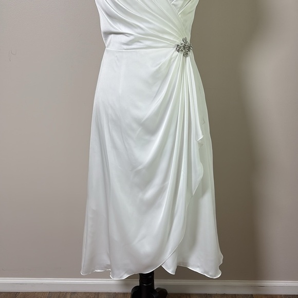 DB STUDIO Ruched Charmeuse Sheath Dress with Brooch Faux Wrap Skirt White Size 2 - Picture 4 of 14